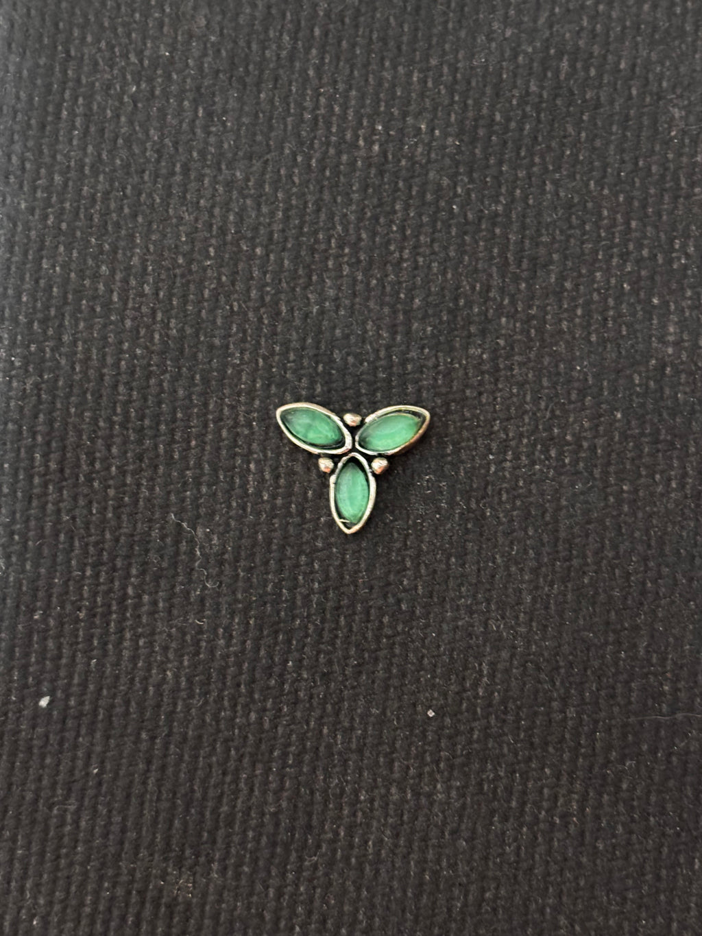 Three Leaf Green Nosepin